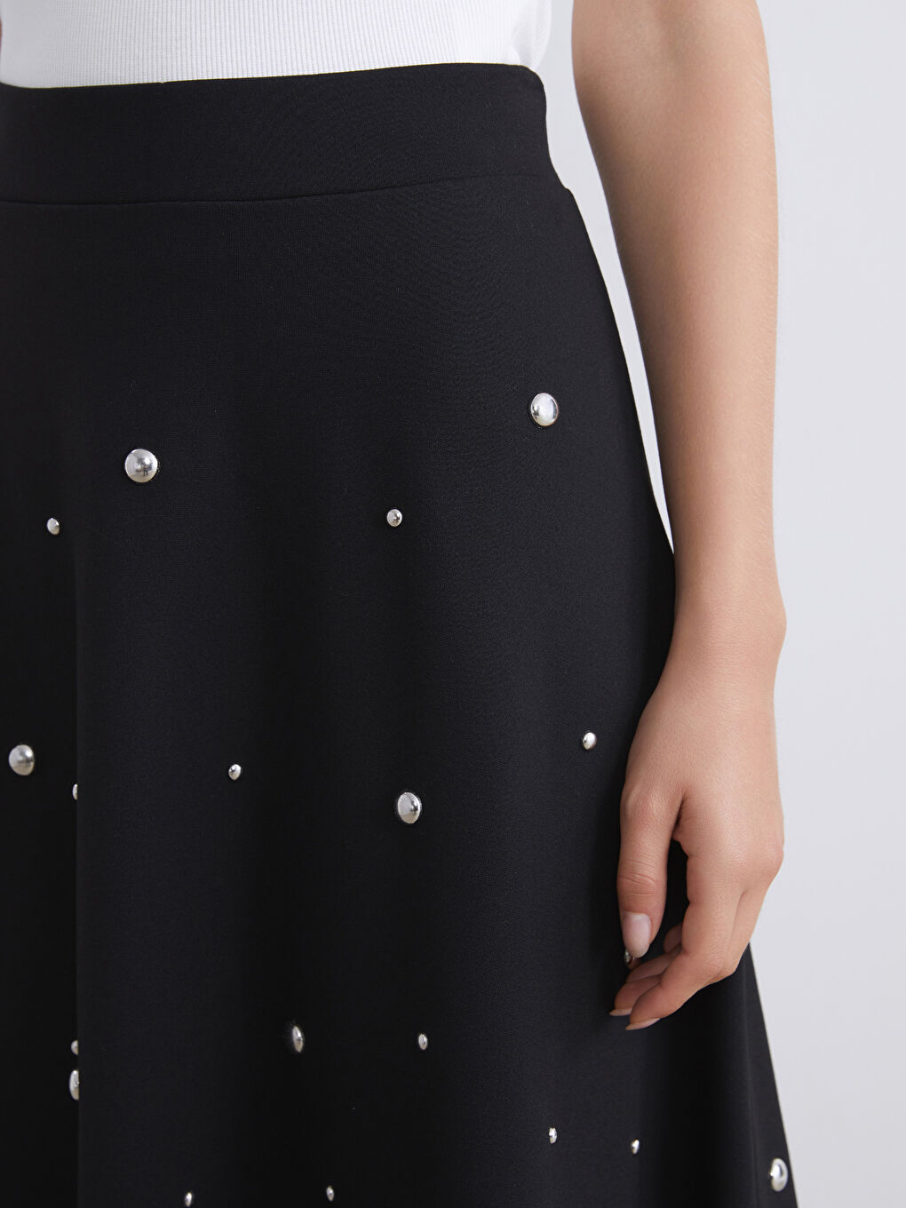 Siyah Metal Aplikeli Kloş Etek-3