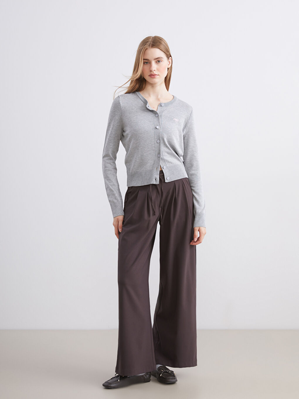 Gri Bisiklet Yaka Nakışlı Kadın Triko Hırka-1