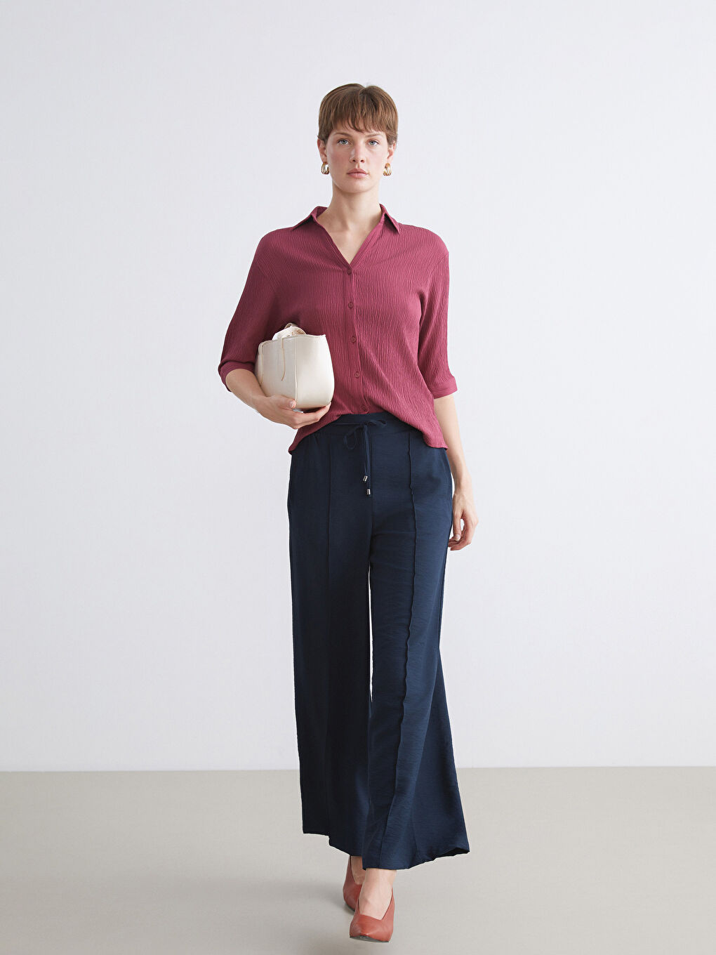 Pantalone sa elastičnim strukom i širokim nogavicama za žene