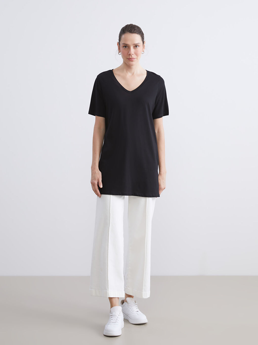 Siyah V Yaka Kadın Tişört-1
