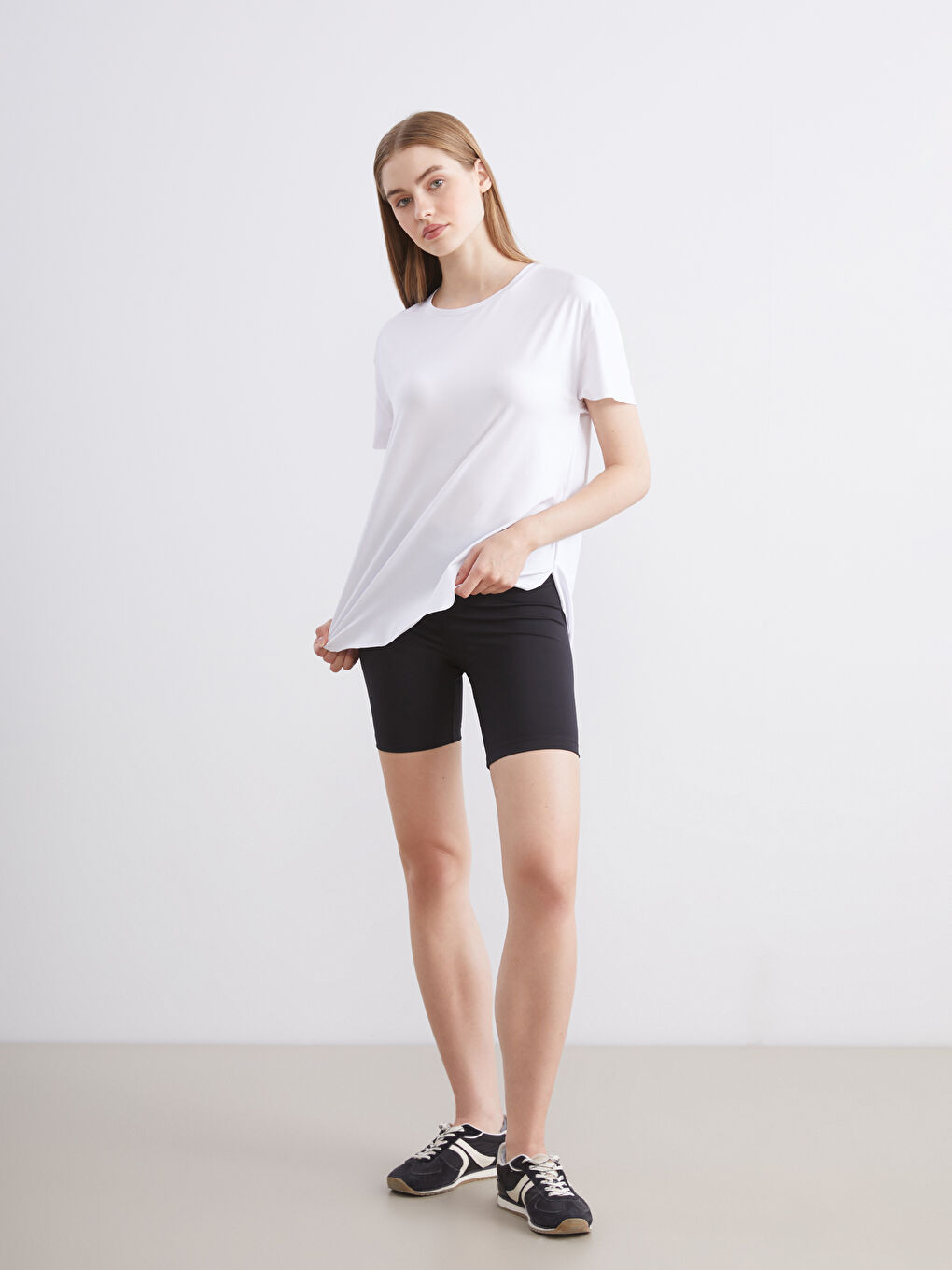 Beyaz Bisiklet Yaka Kadın Spor Tişört-1