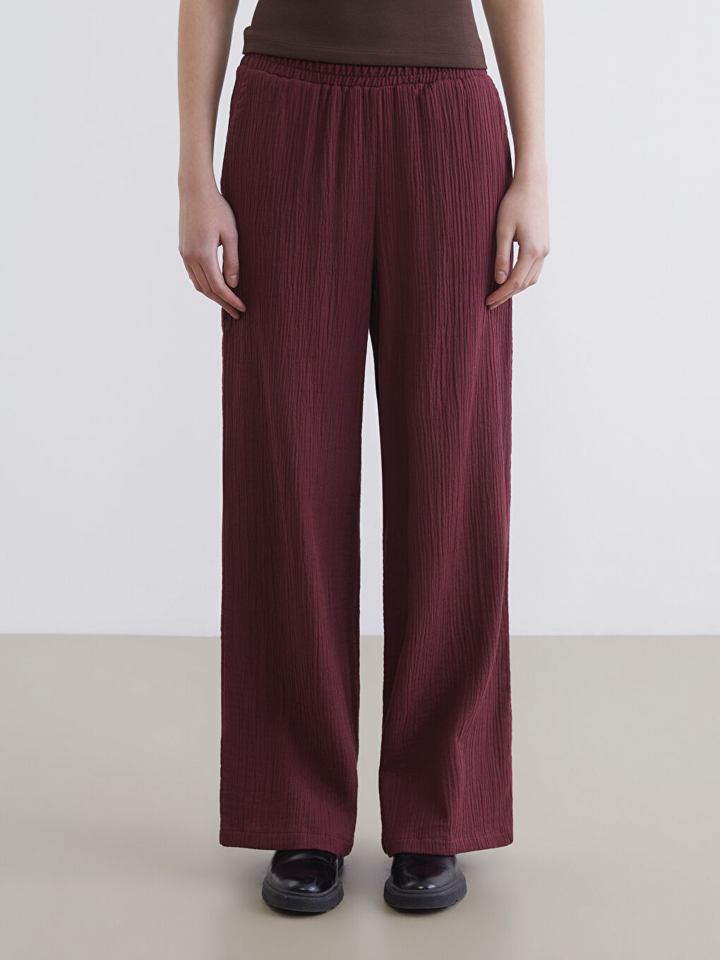 Mürdüm Beli Lastikli Dokulu Müslin Kadın Pantolon-1