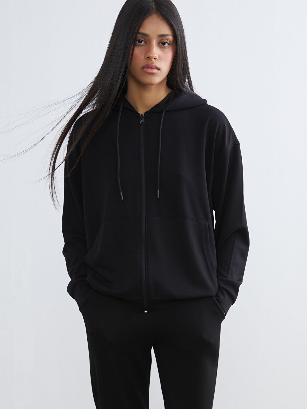 Siyah Kapüşonlu Soft Touch Kadın Fermuarlı Sweatshirt