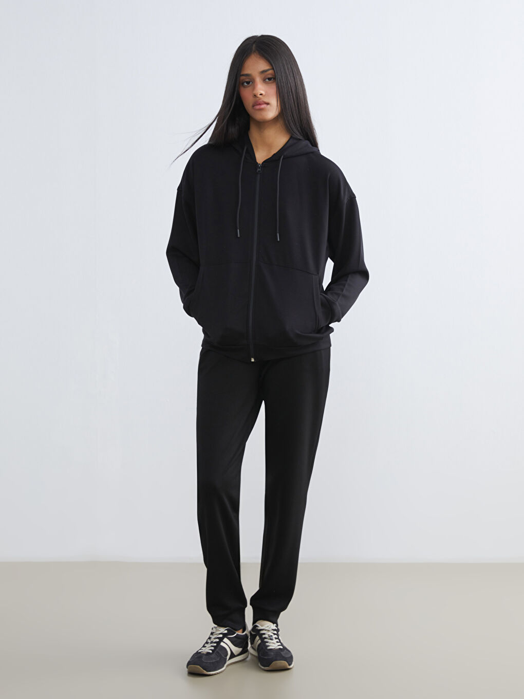 Siyah Kapüşonlu Soft Touch Kadın Fermuarlı Sweatshirt-1