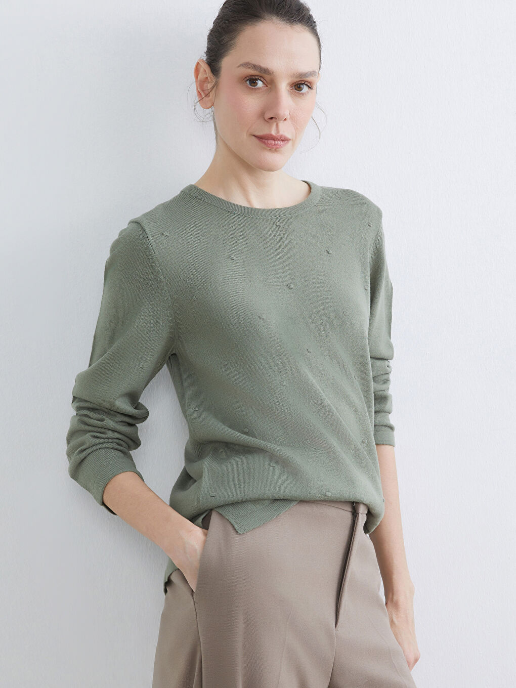 Džemper od trikotaže sa teksturom i okruglim izrezom za žene