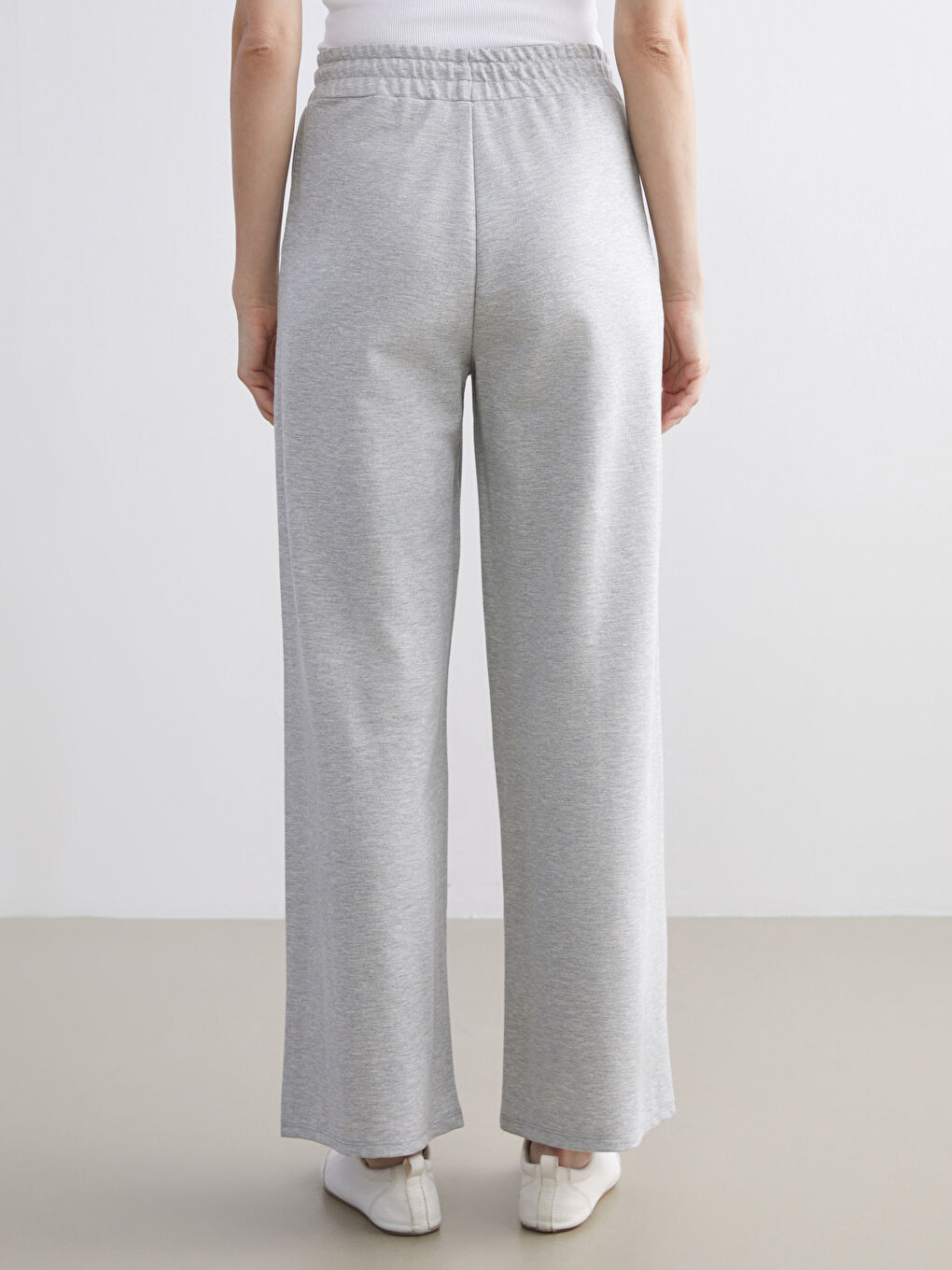 Gri Beli Lastikli Geniş Paça Kadın Eşofman Altı-3