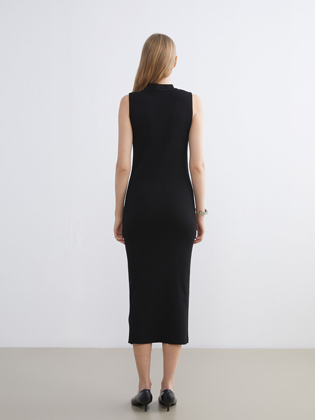 Siyah Dik Yaka Taşlı Elbise-3