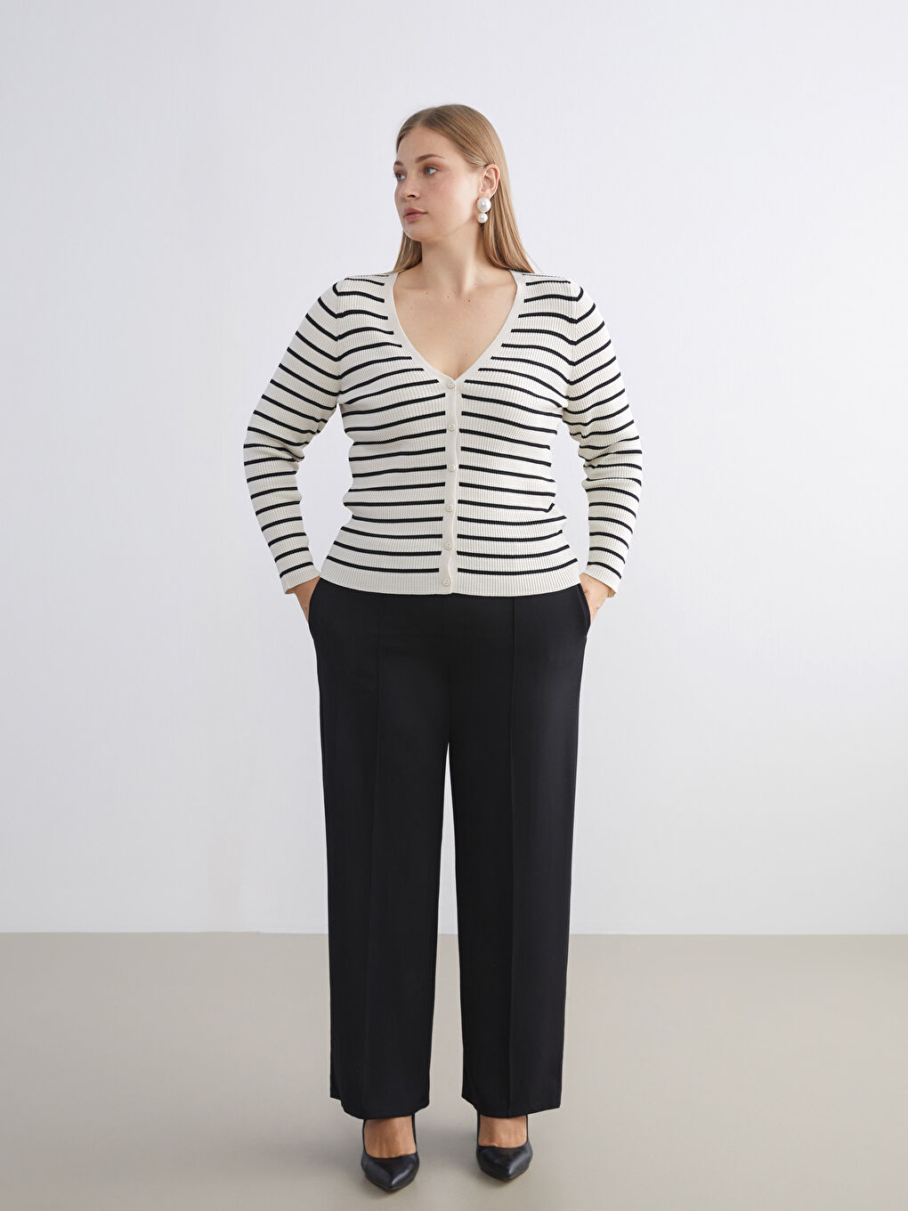 Siyah Büyük Beden Standart Fit Geniş Paça Kadın Pantolon-1