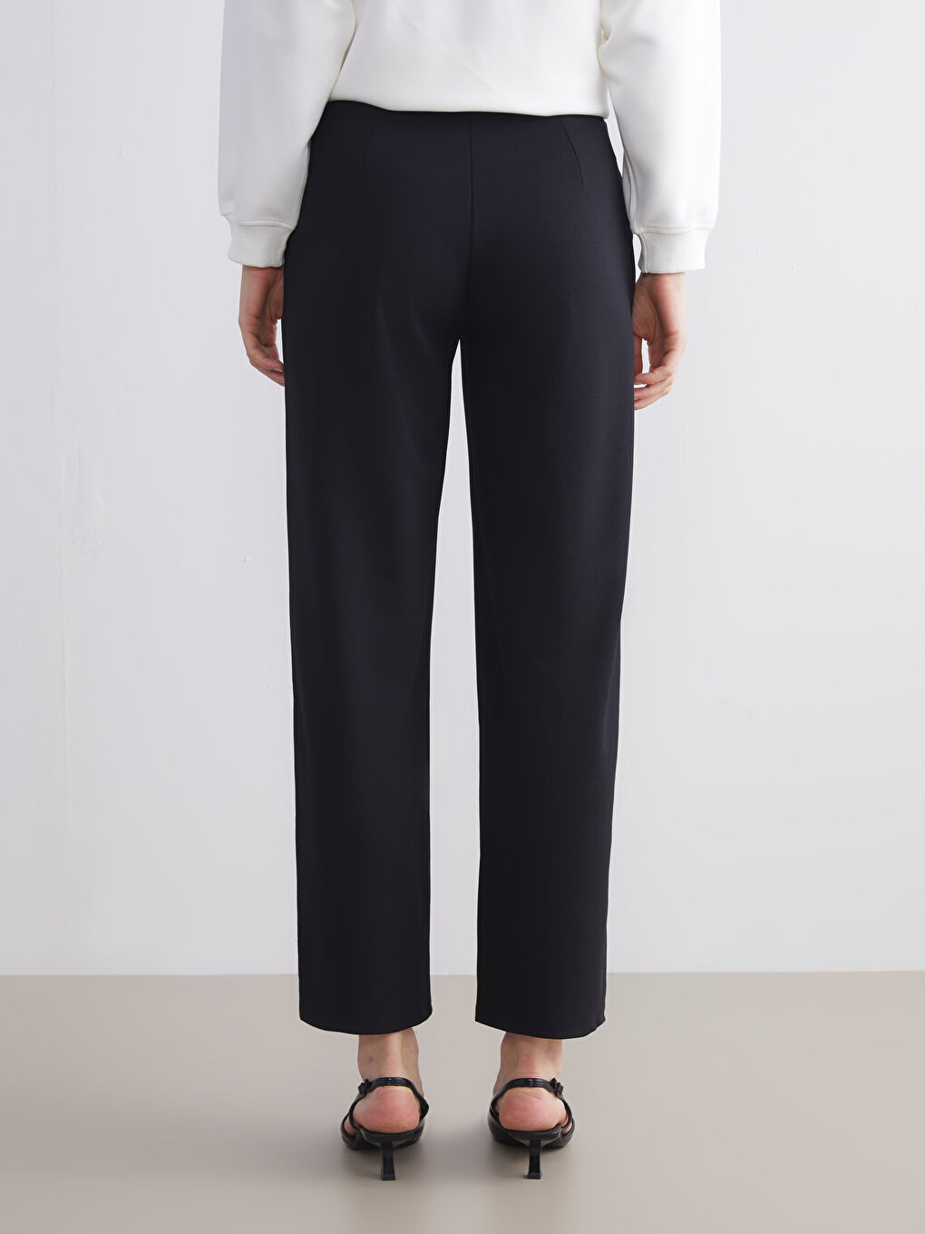 Siyah Büyük Beden Standart Fit Geniş Paça Kadın Pantolon-5