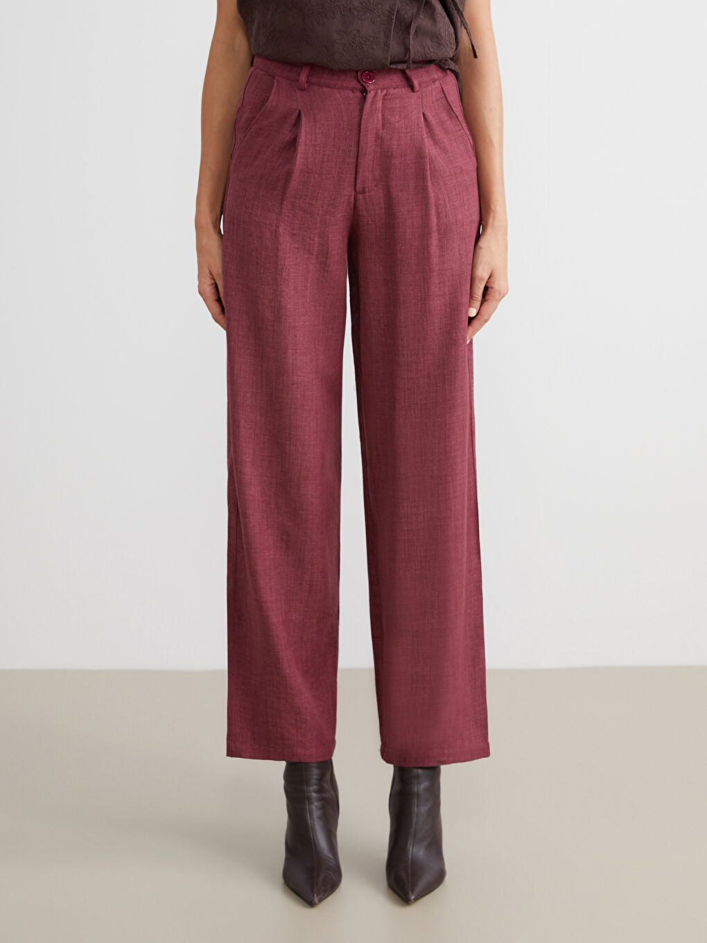 Kahverengi V Yaka Nakışlı Kadın Yelek-1