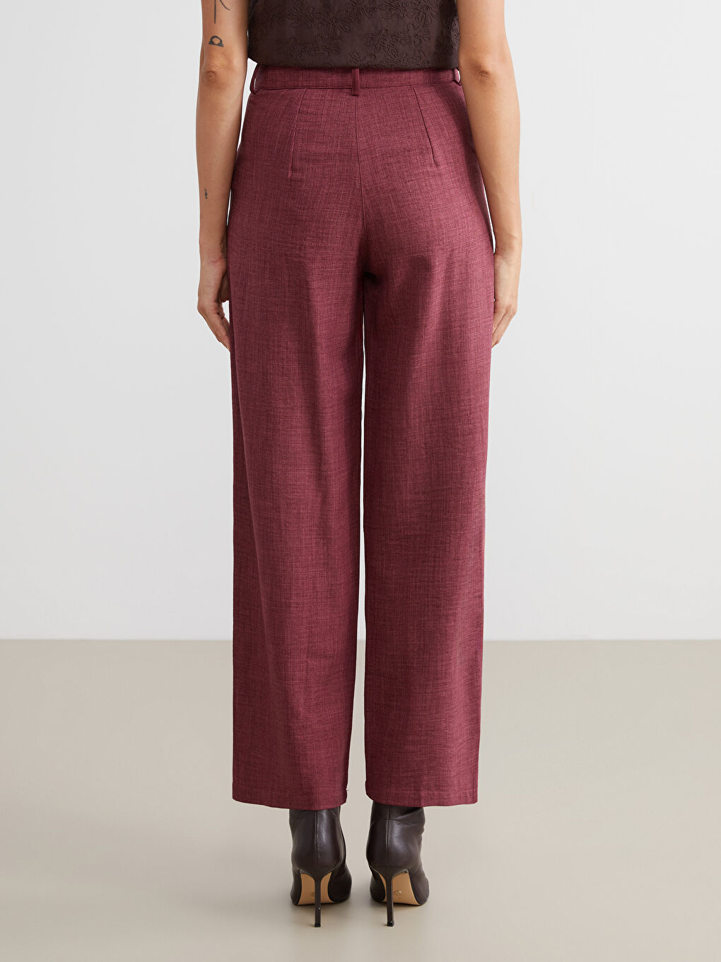 Kahverengi V Yaka Nakışlı Kadın Yelek-3