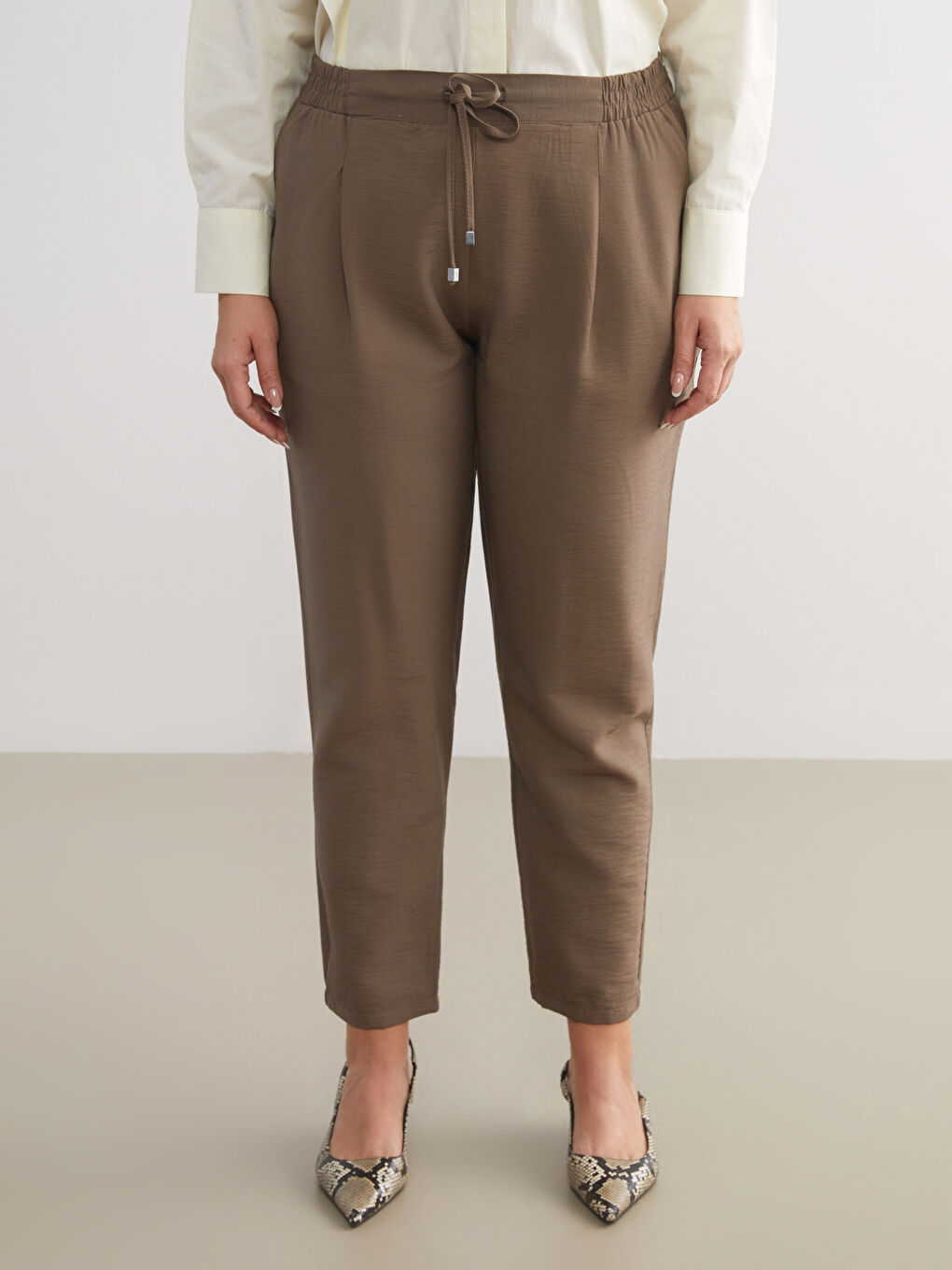 High Waist Carrot Fit Women's Pleated Trousers-5