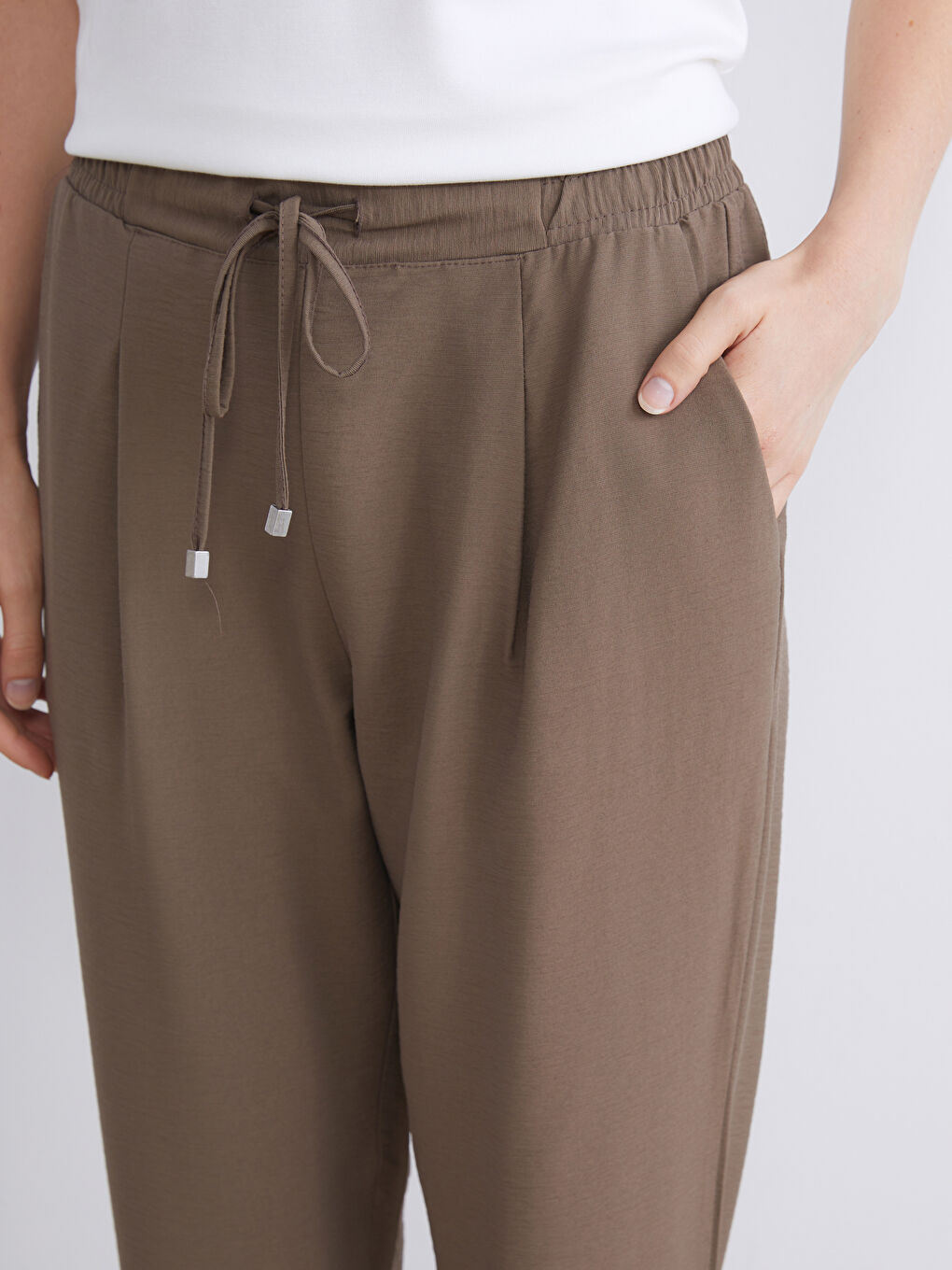 LCWAIKIKI Classic High Waist Carrot Fit Women's Pleated Trousers -W5JM53Z8-YW9