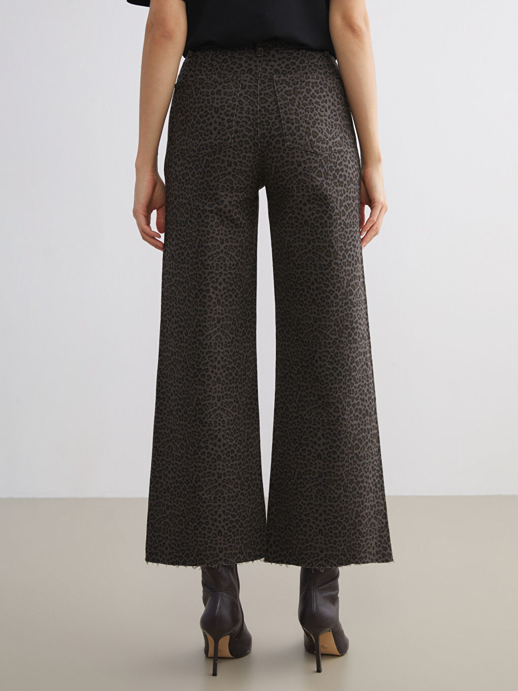 Leopard Print Wideleg Women's Jeans-3