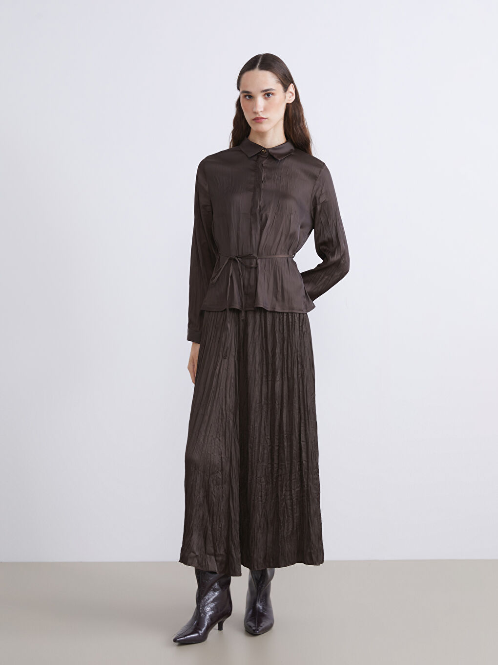 Kahverengi Beli Kuşaklı Saten Kadın Gömlek-2