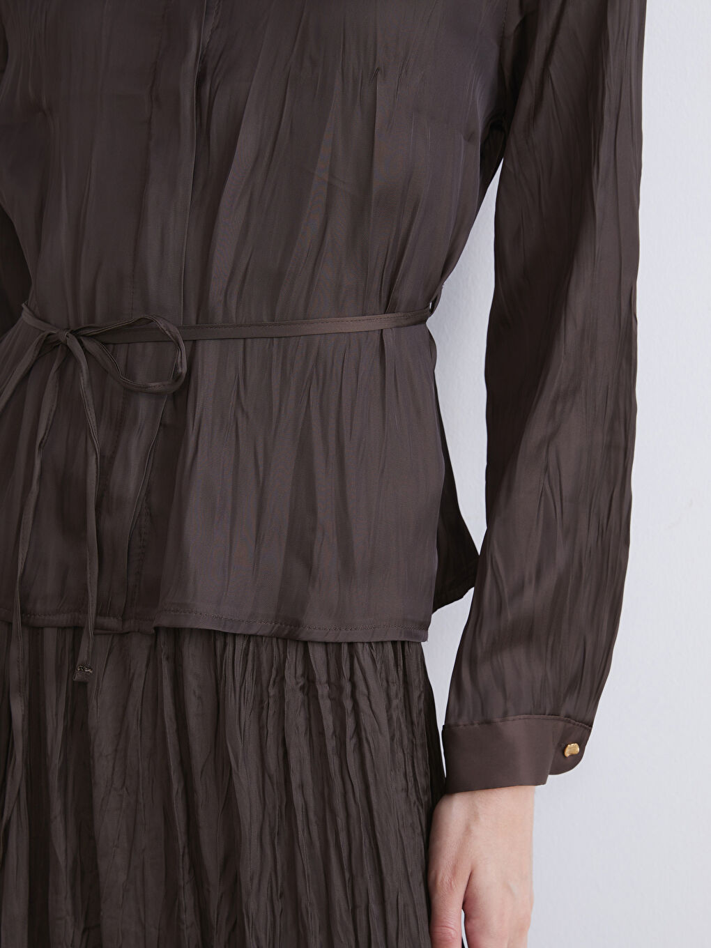 Kahverengi Beli Kuşaklı Saten Kadın Gömlek-3