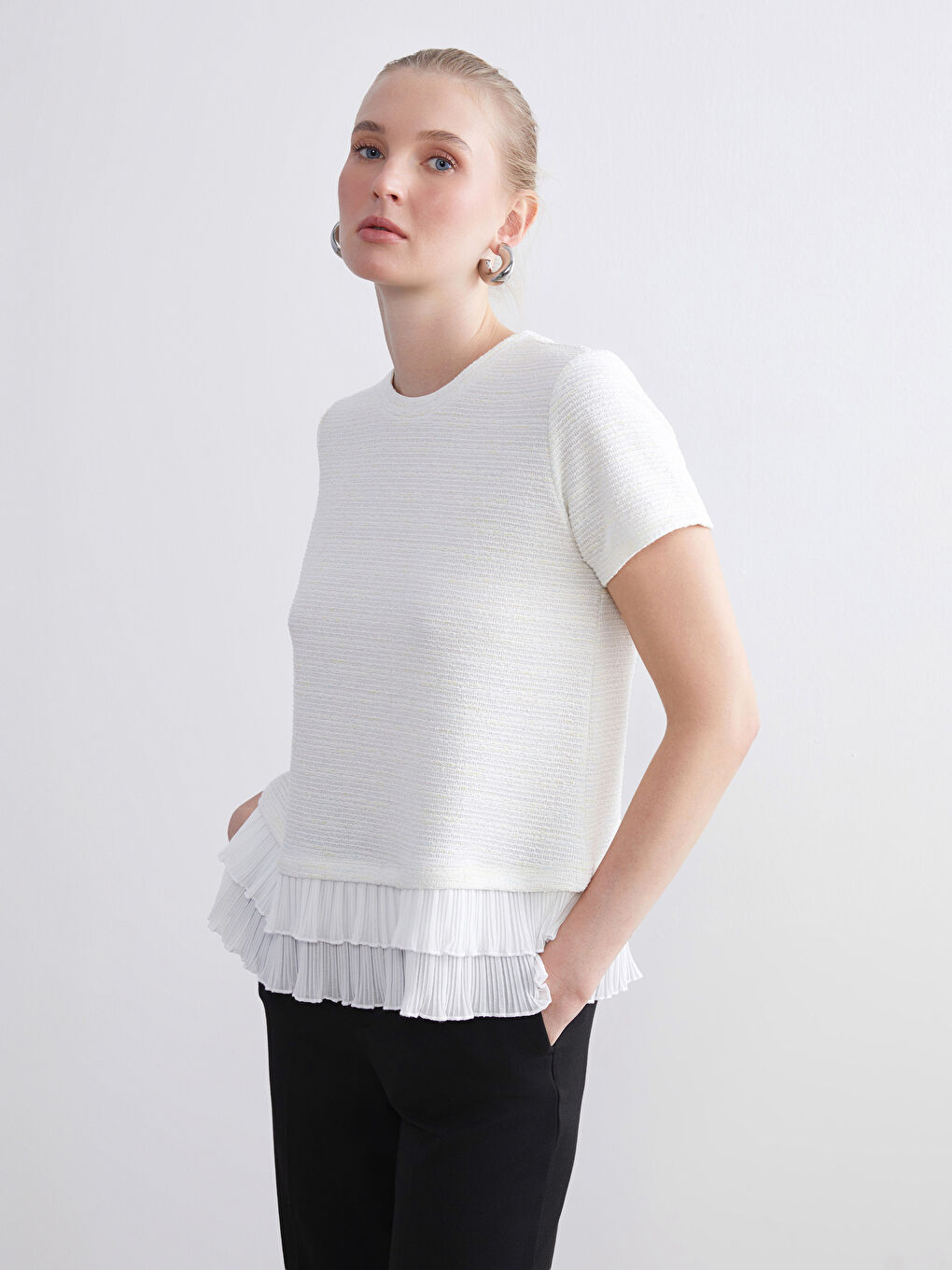 Ekru Bisiklet Yaka Kadın Pileli Tişört