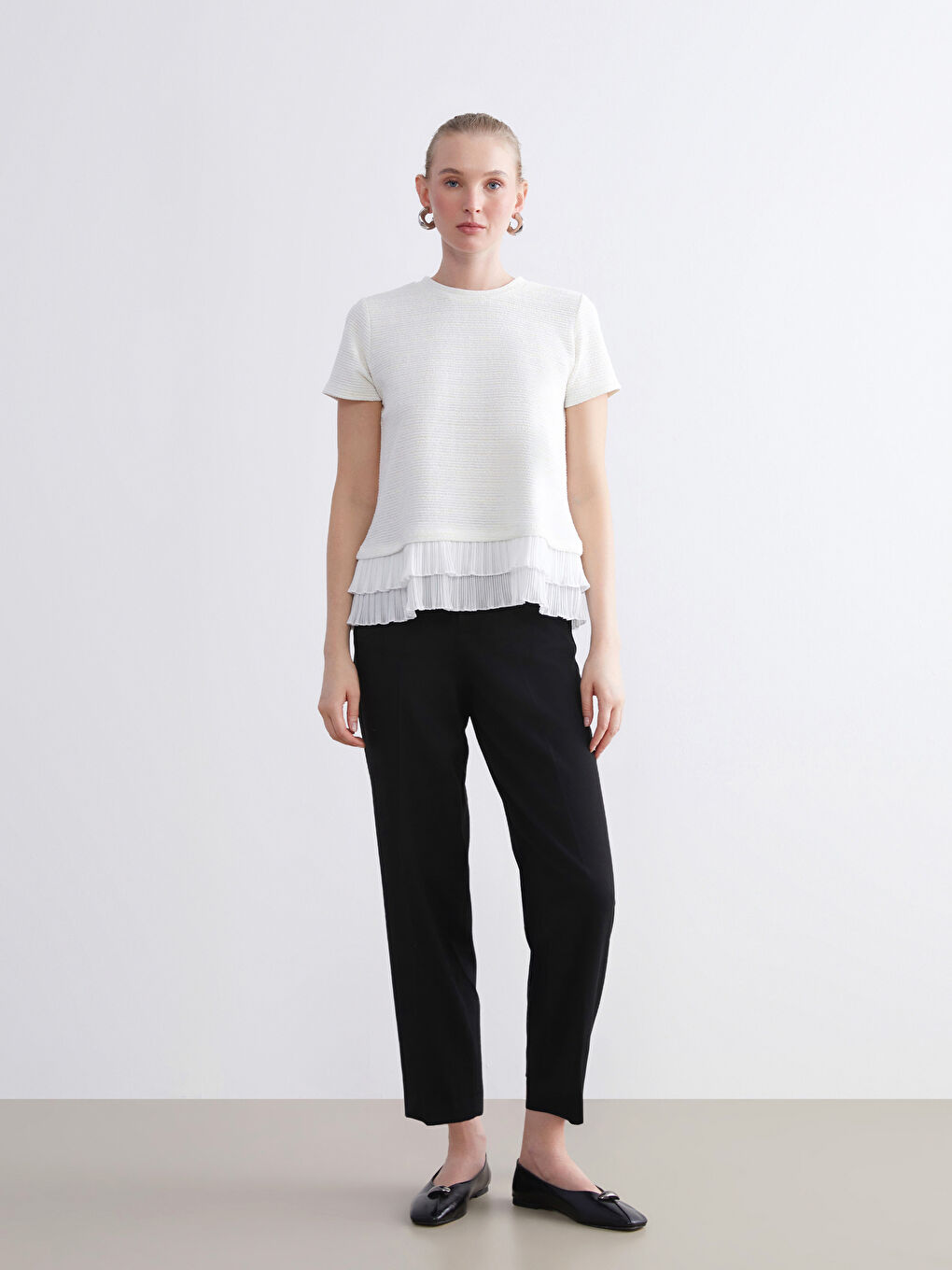 Ekru Bisiklet Yaka Kadın Pileli Tişört-1