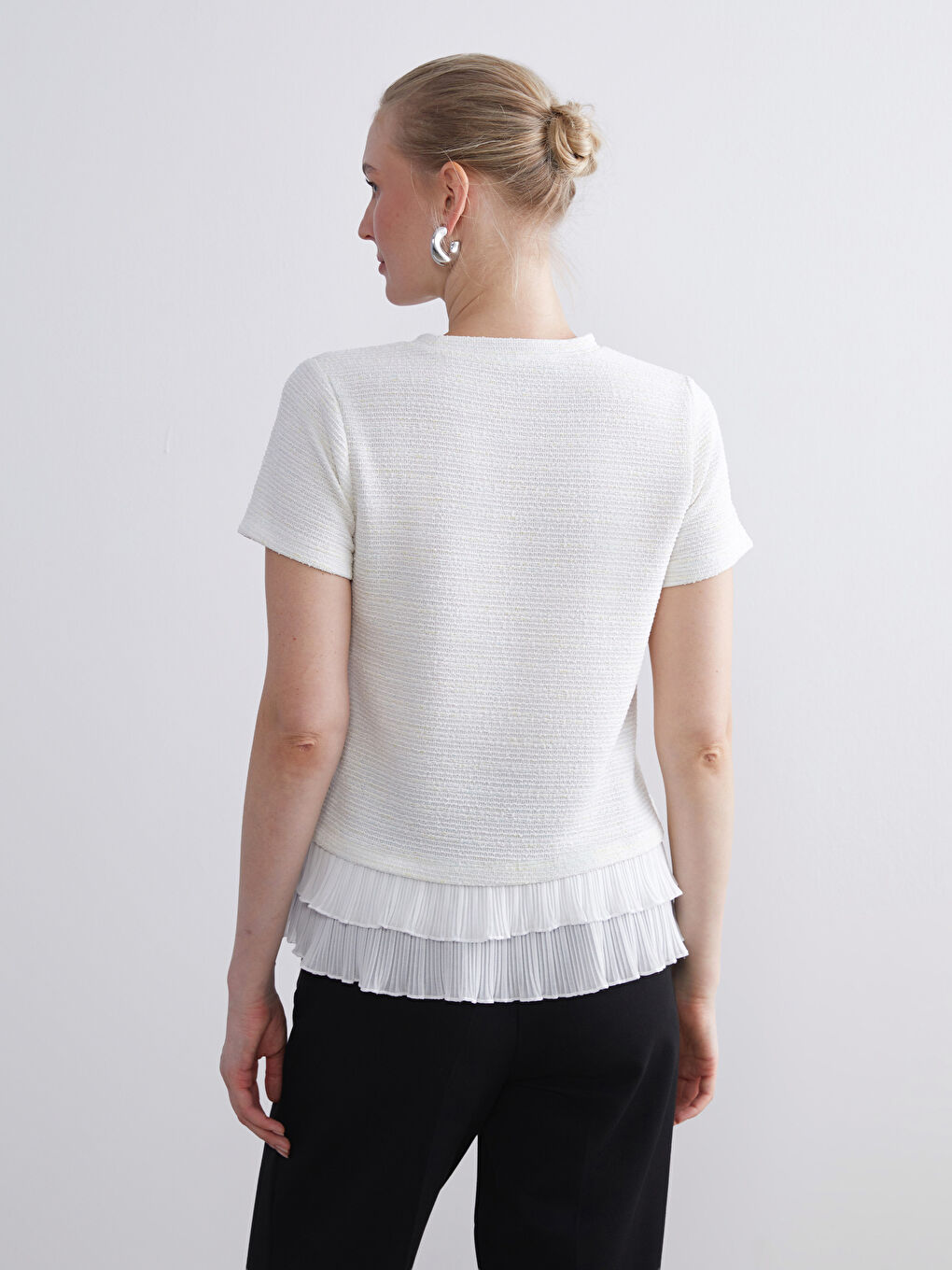 Ekru Bisiklet Yaka Kadın Pileli Tişört-3