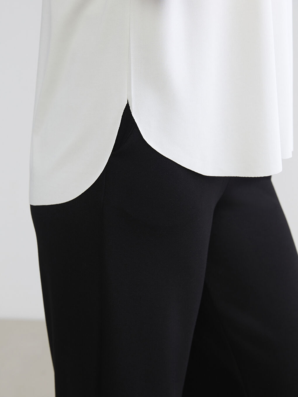 Beyaz Bisiklet Yaka Modal Karışımlı Kadın Spor Tişört-2