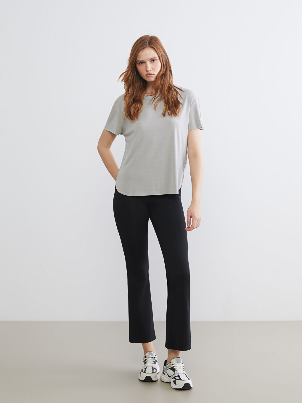 Gri Bisiklet Yaka Modal Karışımlı Kadın Spor Tişört-1