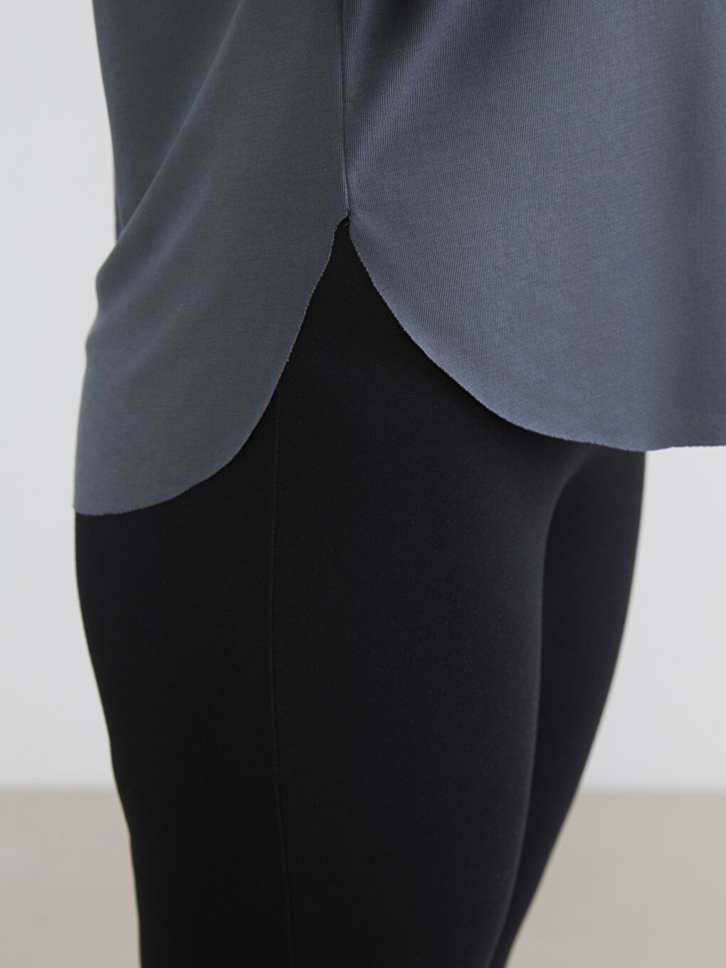 Gri Bisiklet Yaka Modal Karışımlı Kadın Spor Tişört-2