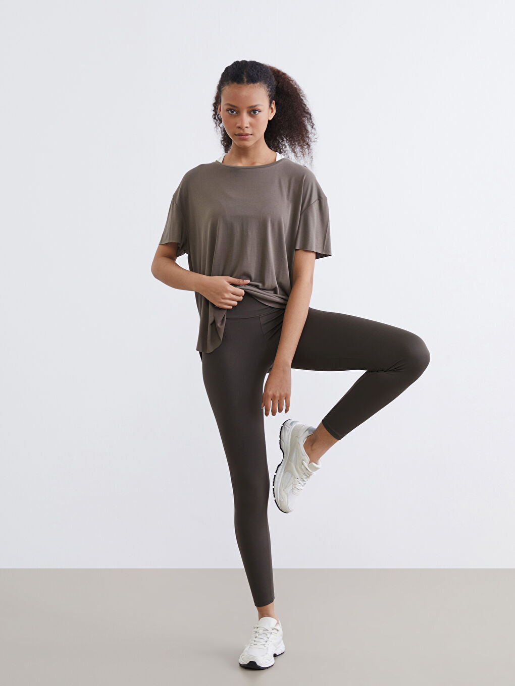 Kahverengi Bisiklet Yaka Modal Karışımlı Kadın Spor Tişört-1