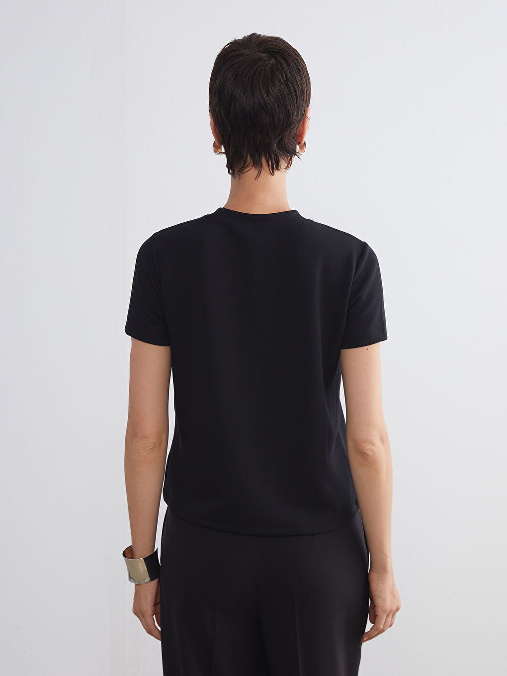 Siyah Bisiklet Yaka Kadın Tişört-2