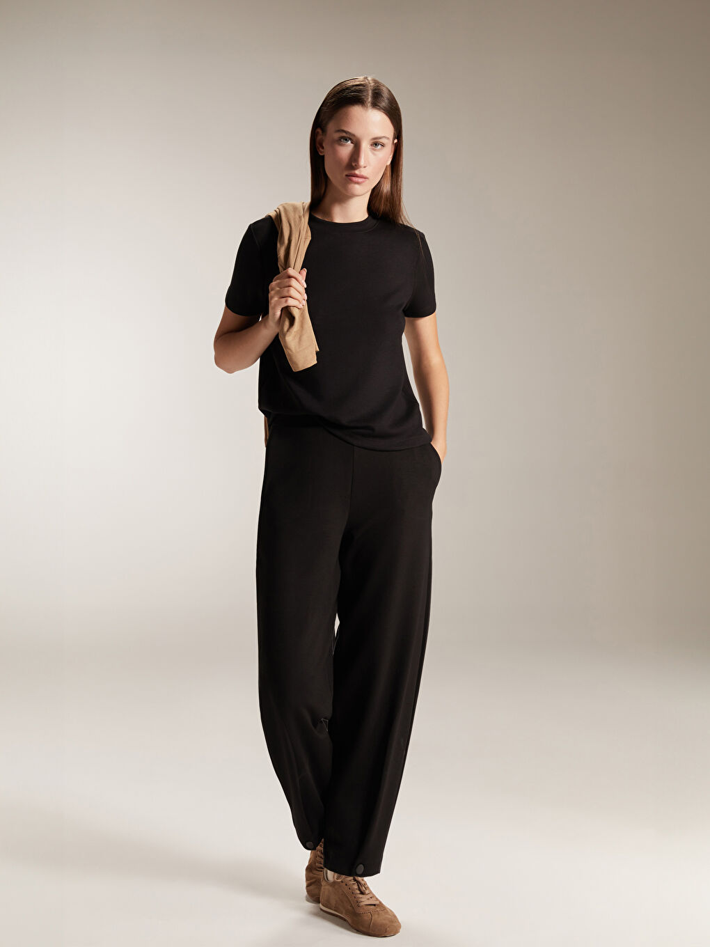 Siyah Bisiklet Yaka Kadın Tişört-1