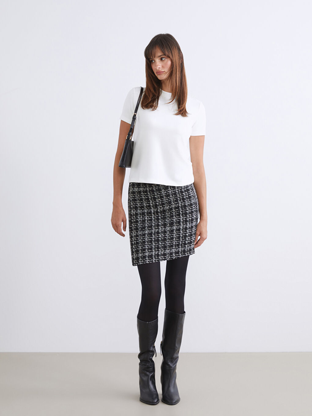 Ekru Bisiklet Yaka Kadın Tişört-1