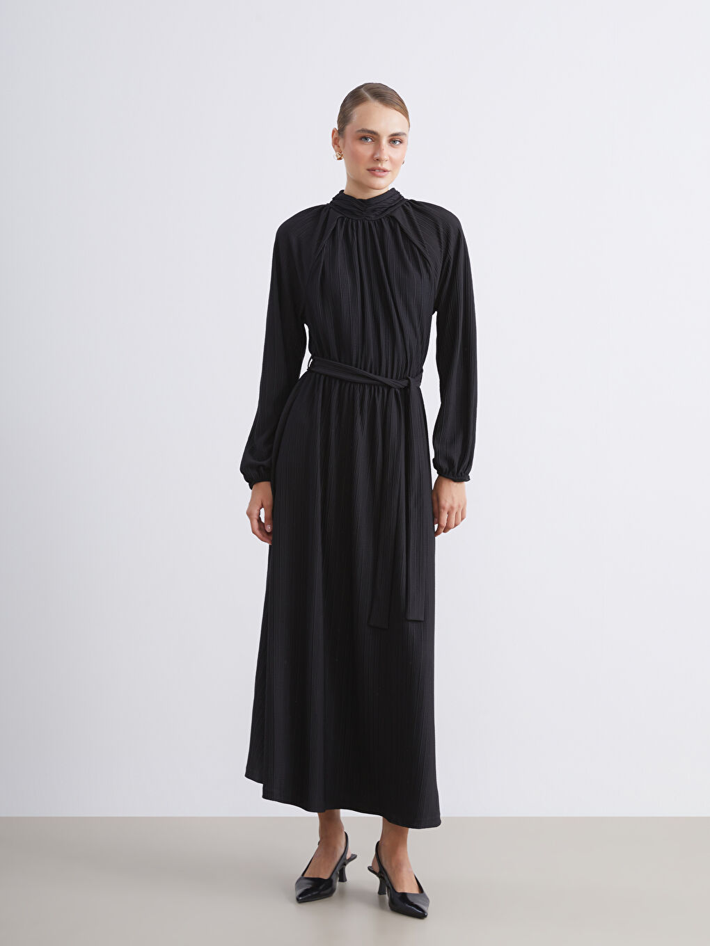 Siyah Dik Yaka Dokulu Elbise