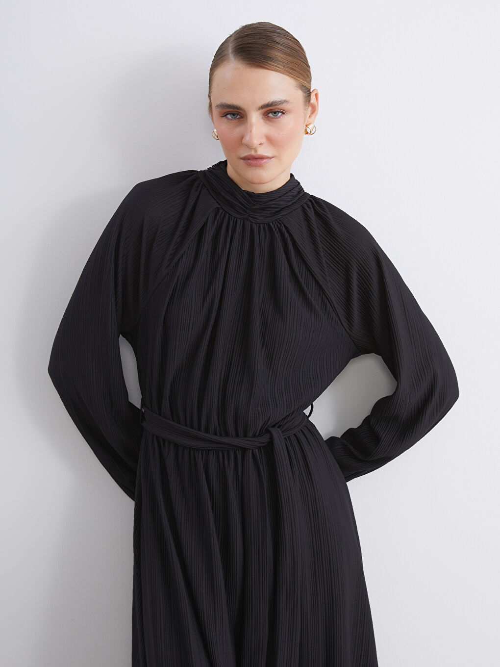 Siyah Dik Yaka Dokulu Elbise-1