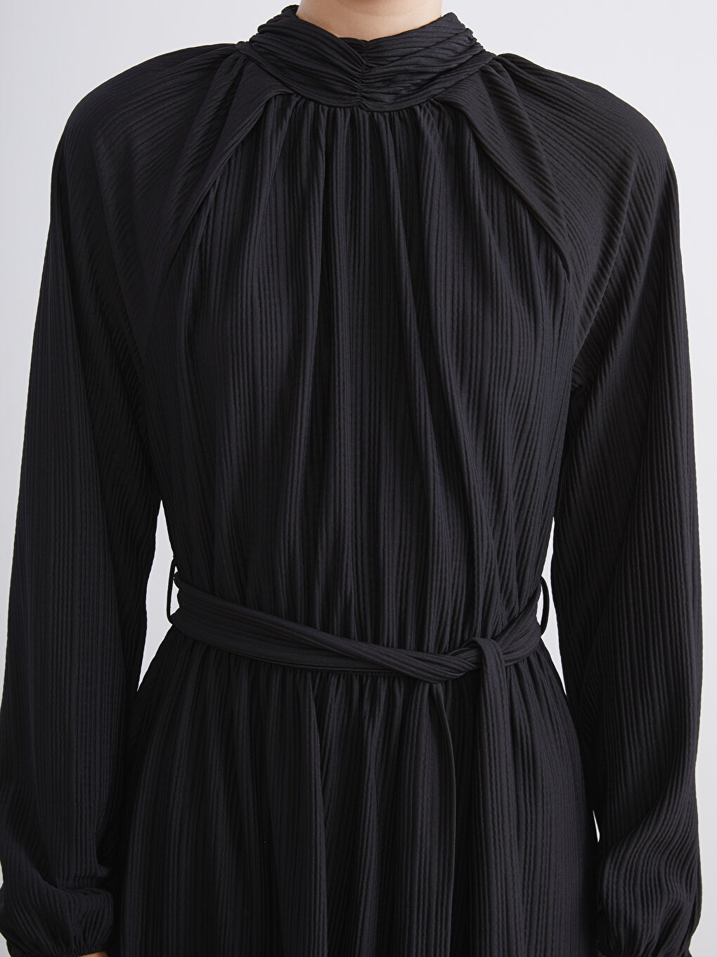 Siyah Dik Yaka Dokulu Elbise-2