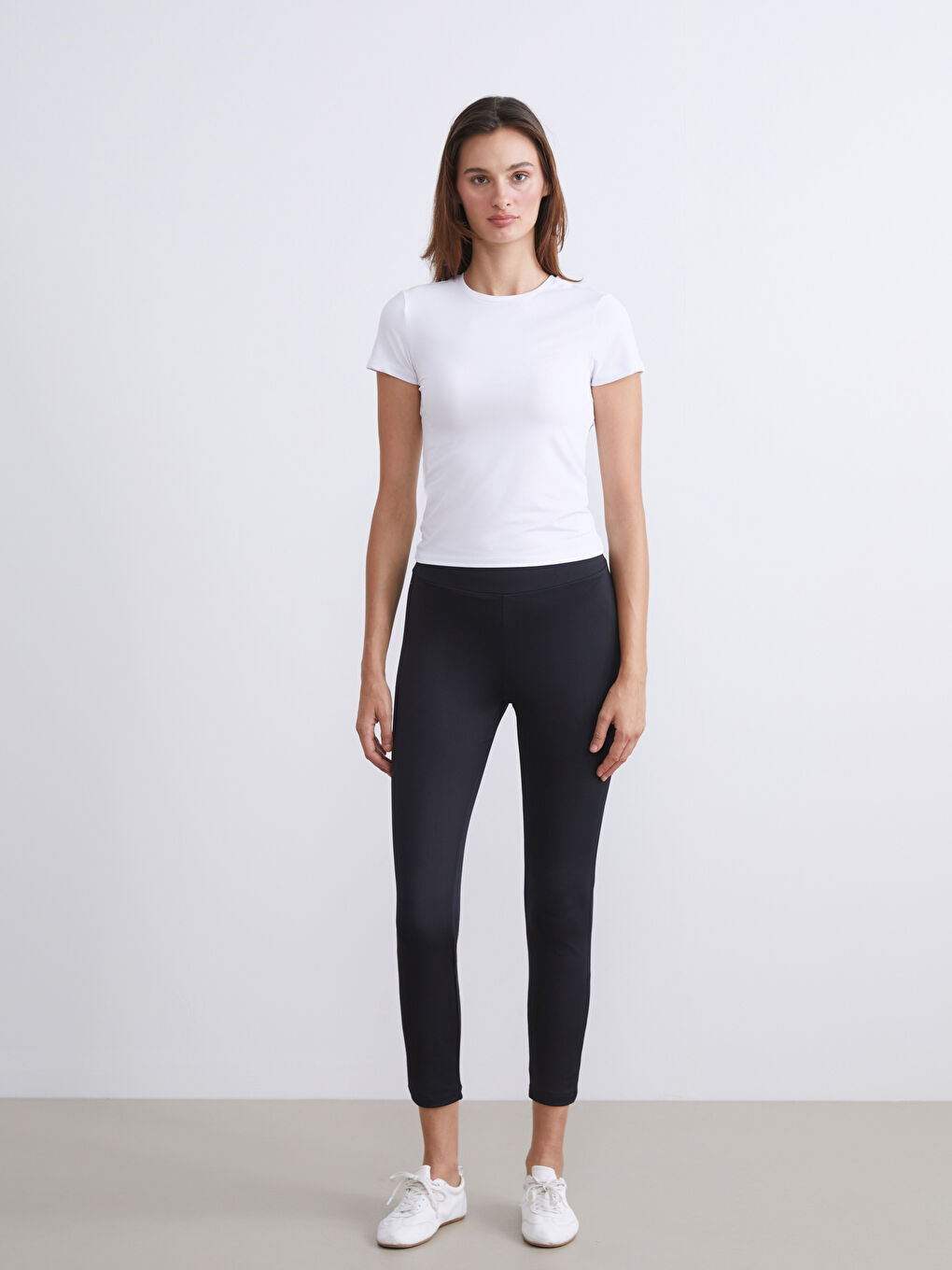 Beyaz Bisiklet Yaka Soft Touch Kadın Spor Tişört-1