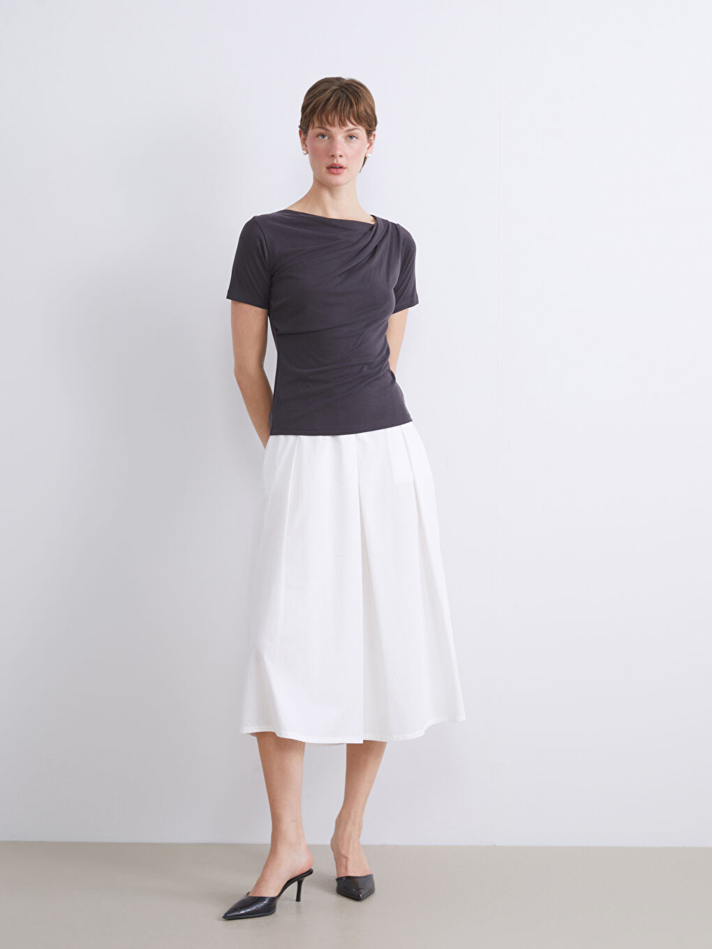 Siyah Bisiklet Yaka Büzgülü Modal Karışımlı Bluz-1