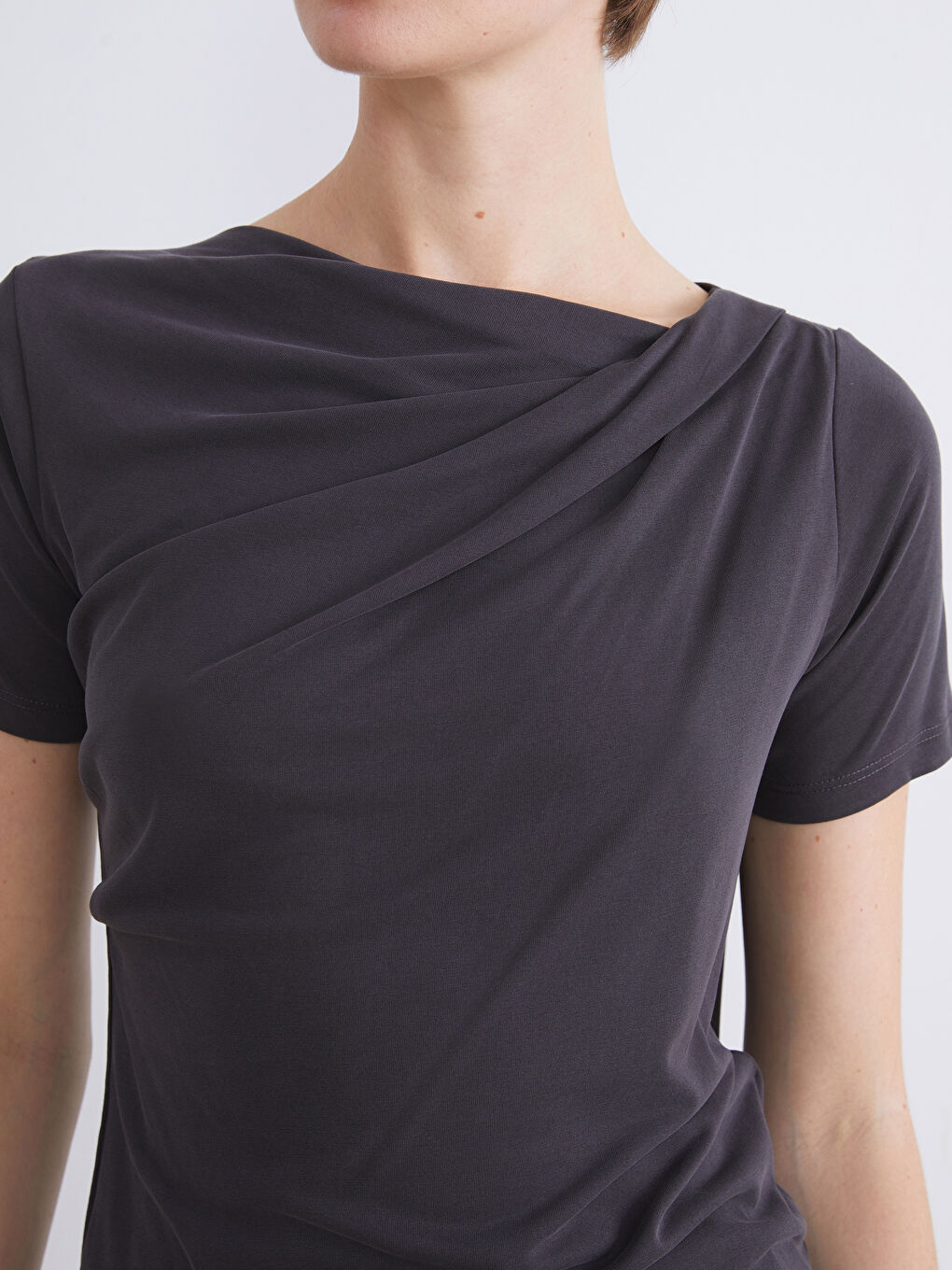 Siyah Bisiklet Yaka Büzgülü Modal Karışımlı Bluz-2