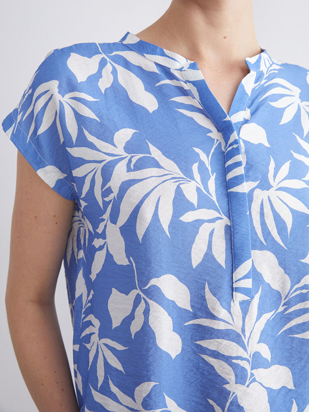 Mavi Kaçık Yaka Çiçekli Bluz-3