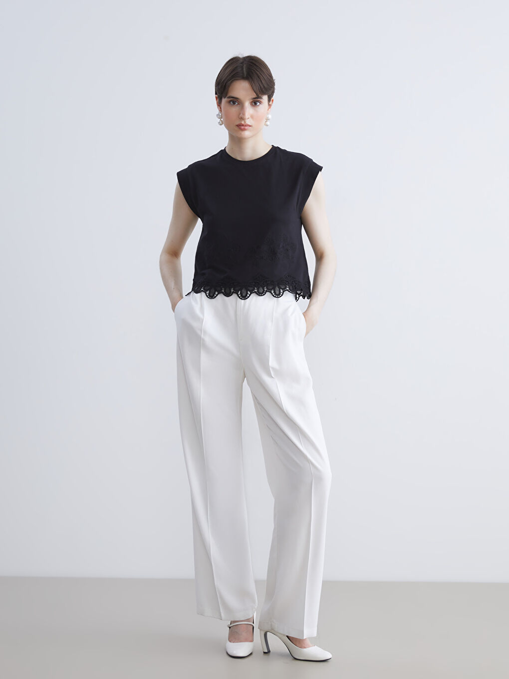 Bluza sa okruglim izrezom i čipkastim detaljima-1