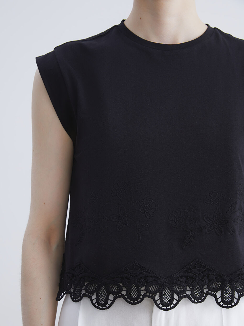 Bluza sa okruglim izrezom i čipkastim detaljima-2