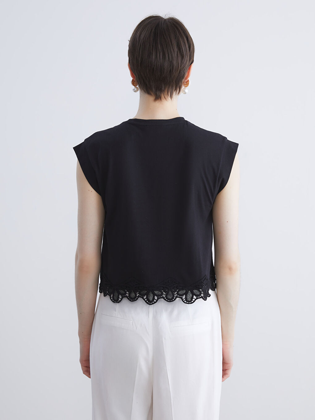 Bluza sa okruglim izrezom i čipkastim detaljima-3