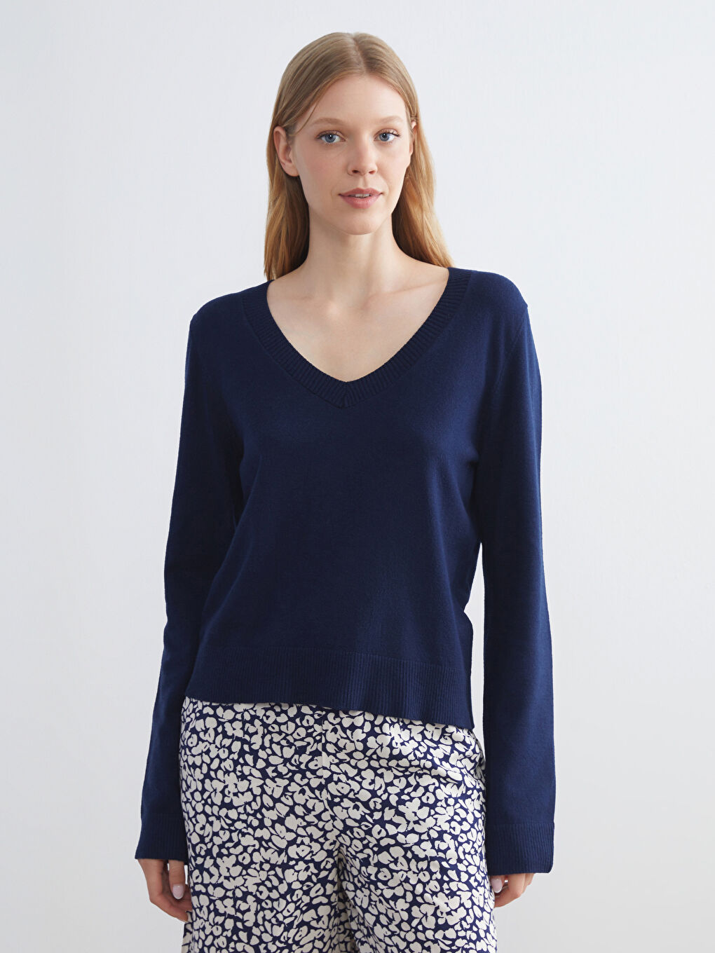 Lacivert V Yaka Kadın Triko Kazak