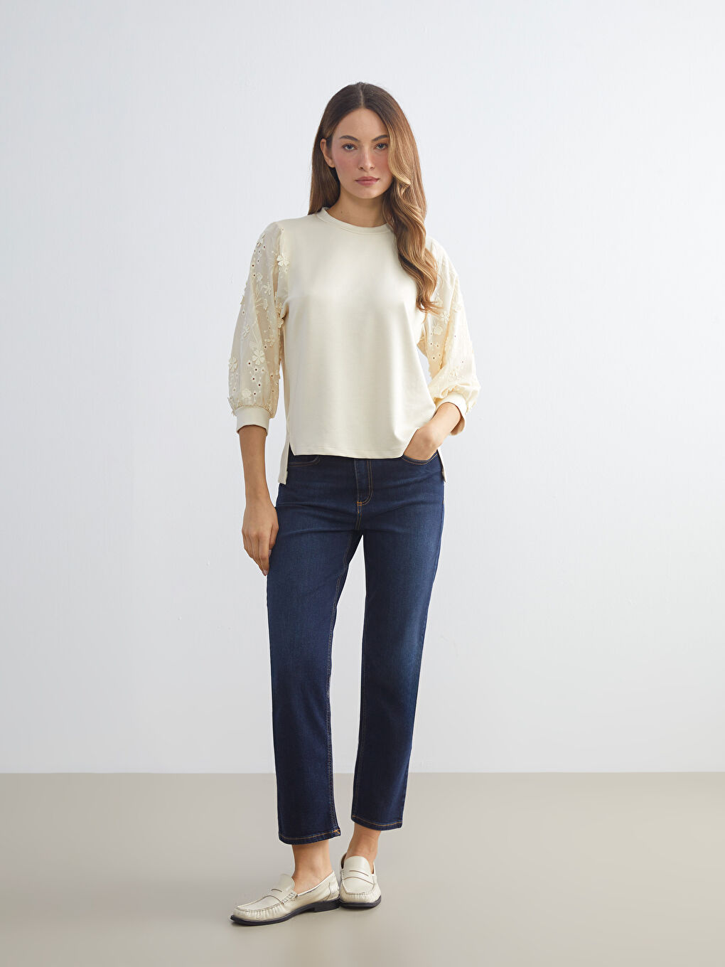 LCWAIKIKI بنەڕەتی تیشێرت یه‌خه‌ خڕ گوڵدار بۆ ژنان -W5JR65Z8-FTZ