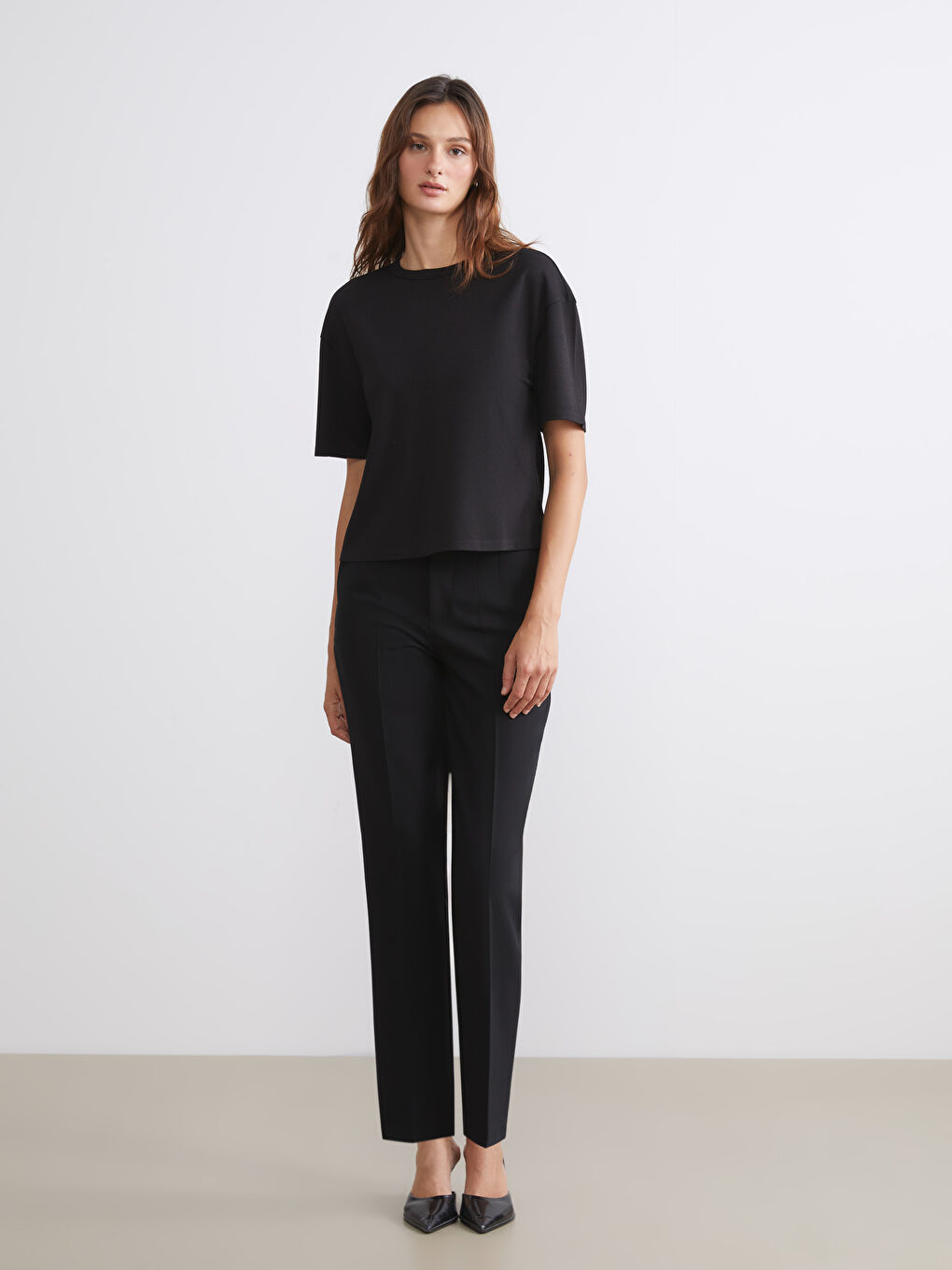 Әйелдерге арналған дөңгелек жағалы рельефті трикотаж футболка-1