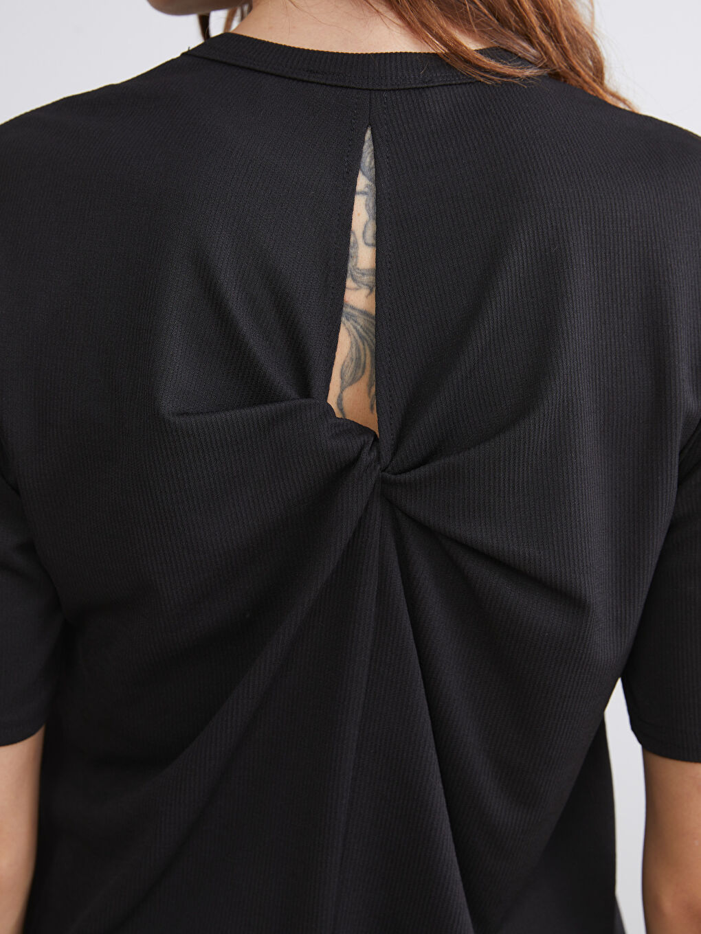 Әйелдерге арналған дөңгелек жағалы рельефті трикотаж футболка-2