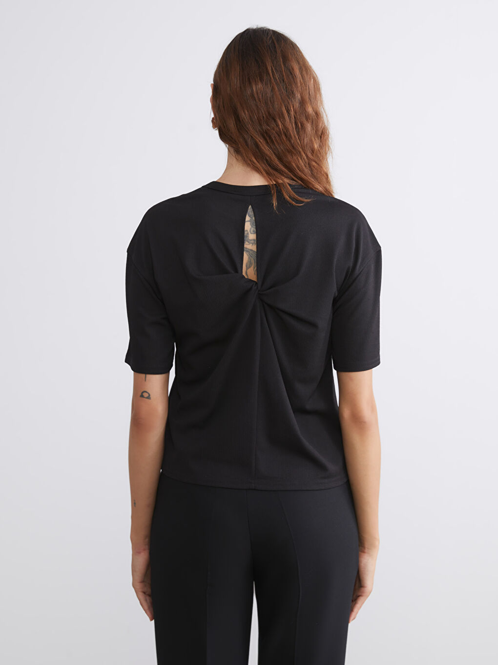 Әйелдерге арналған дөңгелек жағалы рельефті трикотаж футболка-3