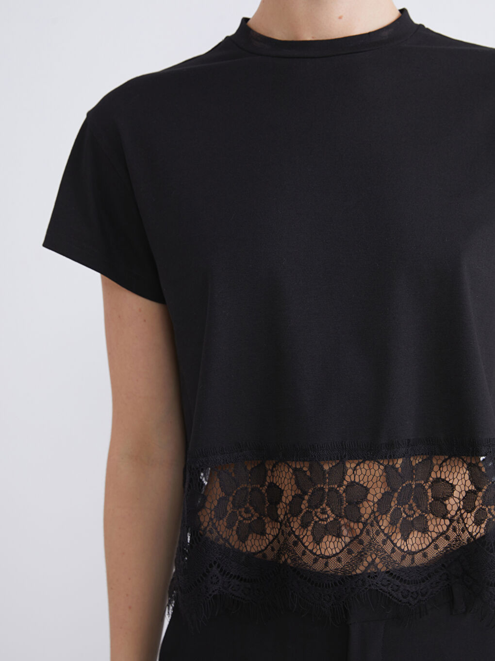 Bluza od čipke s okruglim izrezom-2