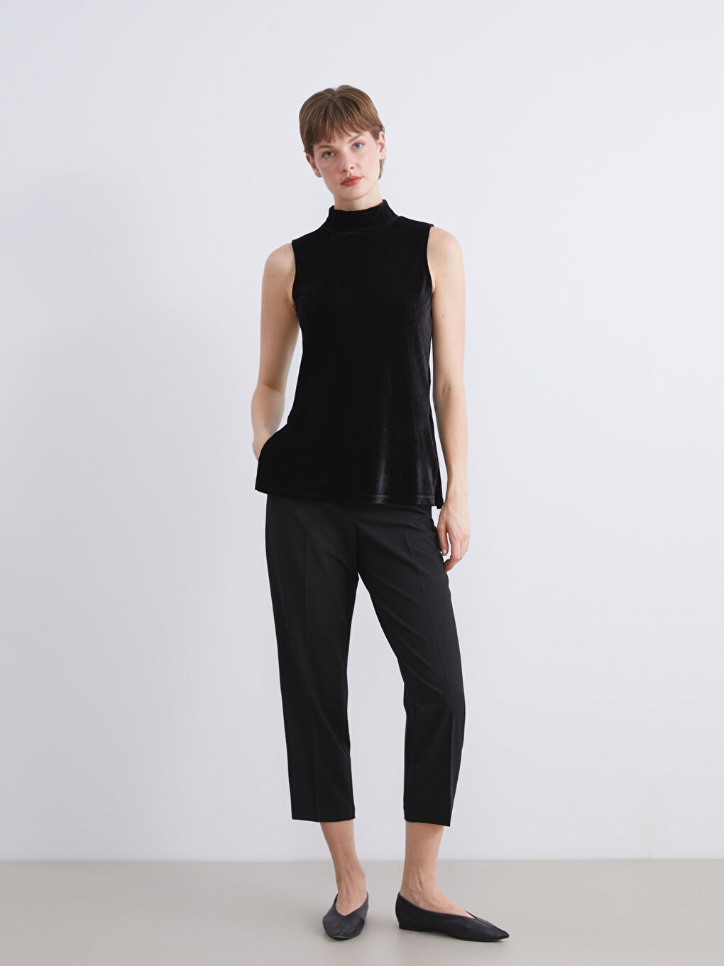 ქალი შავი ბლუზი-1