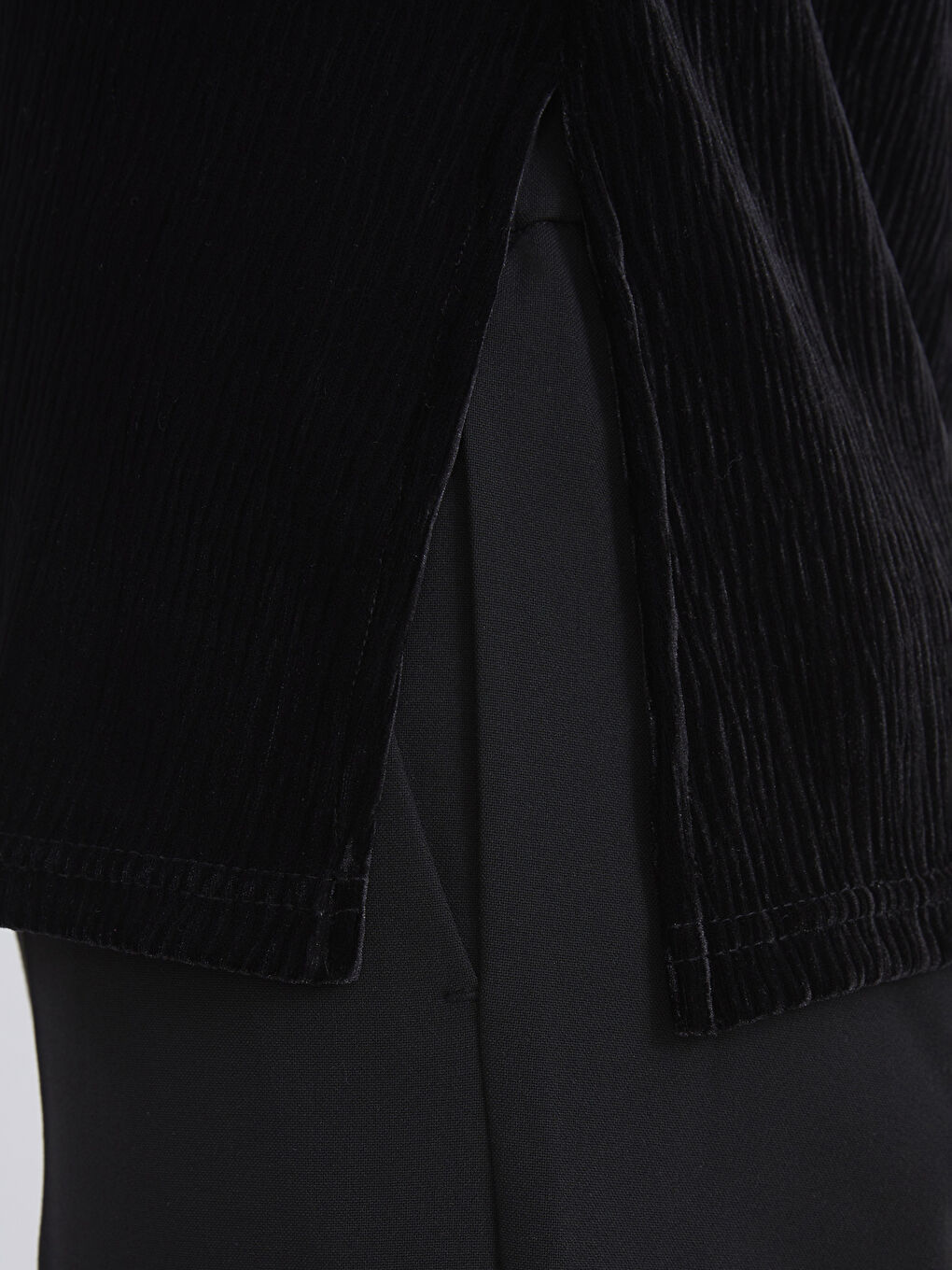 ქალი შავი ბლუზი-2