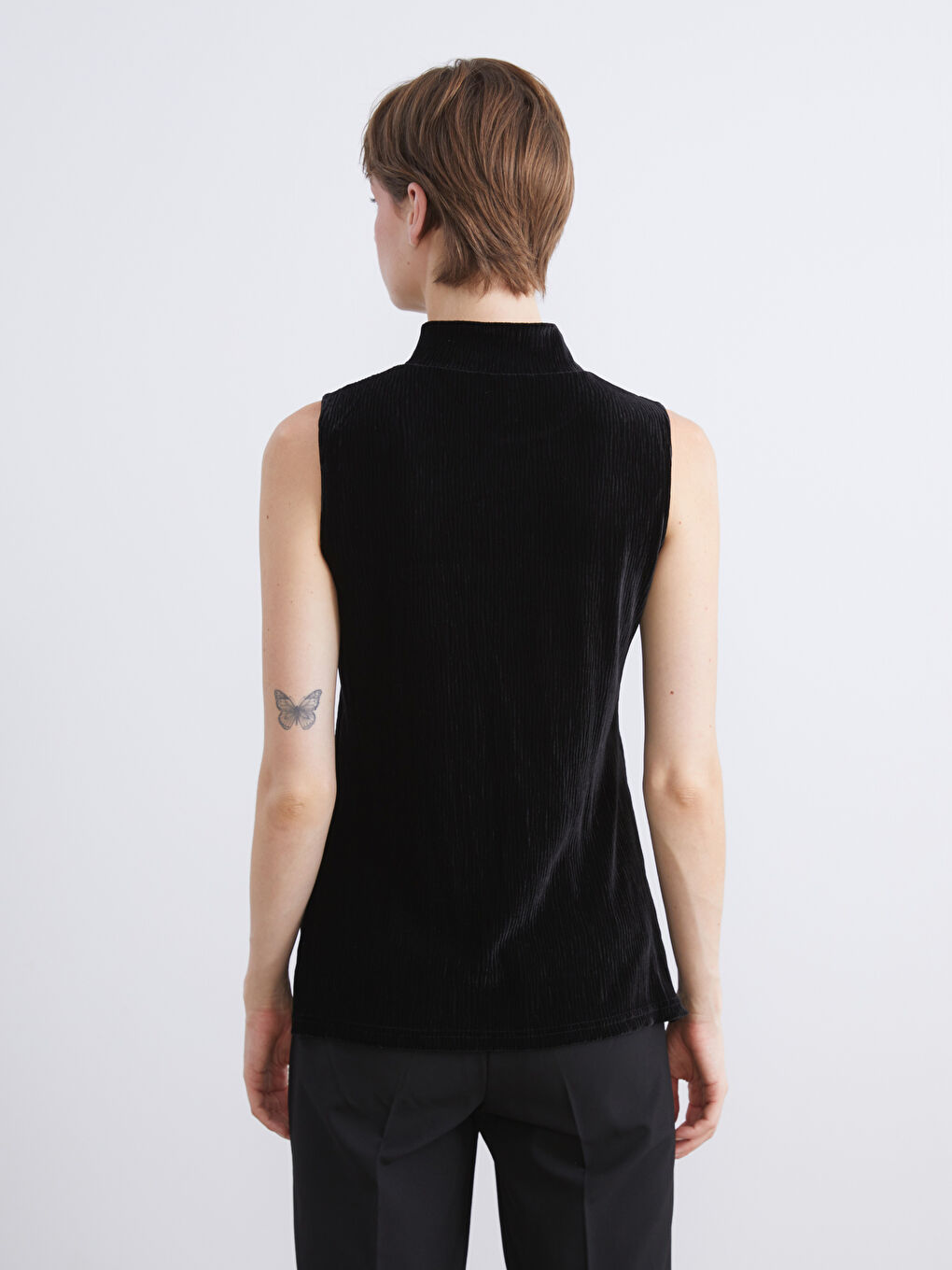 ქალი შავი ბლუზი-3