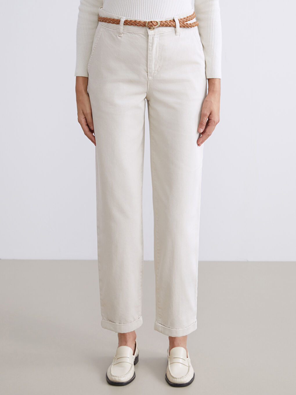 Bej Beli Kemerli Carrot Fit Kadın Jean Pantolon-2